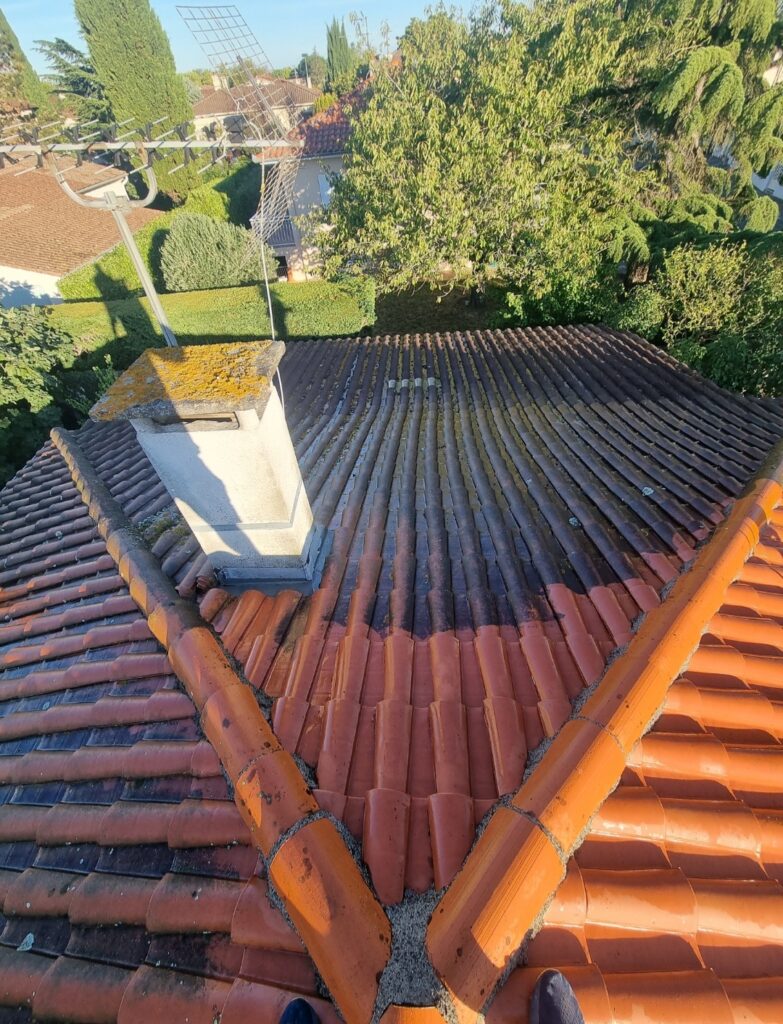 Nettoyage toit tuiles: Avant/Après mousse sur toiture Toit en tuiles sales contrastant avec zone nettoyée. Mousse jaune sur cheminée. Antenne TV en arrière-plan. Vue d'en haut.